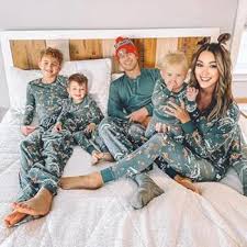 Familjepyjamas med renmotiv för julen